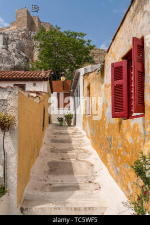 Strada stretta in un antico quartiere residenziale di Anafiotika ad Atene in Grecia Foto Stock