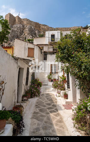 Strada stretta in un antico quartiere residenziale di Anafiotika ad Atene in Grecia Foto Stock