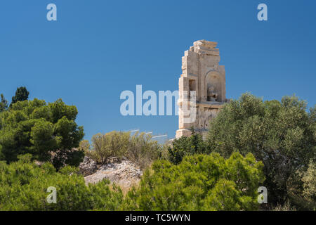 Un monumento di Filopappos sulla cima della collina di Filopappou Foto Stock