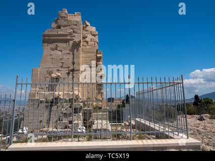 Un monumento di Filopappos sulla cima della collina di Filopappou Foto Stock
