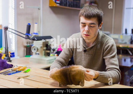 Skinner lavora con Pelliccia di Visone pelle Foto Stock