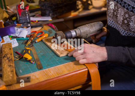 Skinner lavora con cintura in cuoio Foto Stock