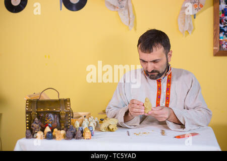 Potter rendendo creta figura per il gioco da tavolo Foto Stock