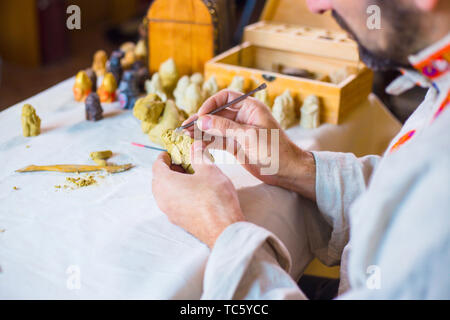 Potter rendendo creta figura per il gioco da tavolo Foto Stock