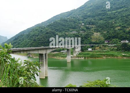 Fenshui River Bridge, Enshi Città, Provincia di Hubei, paesaggio naturale materiale Foto Stock