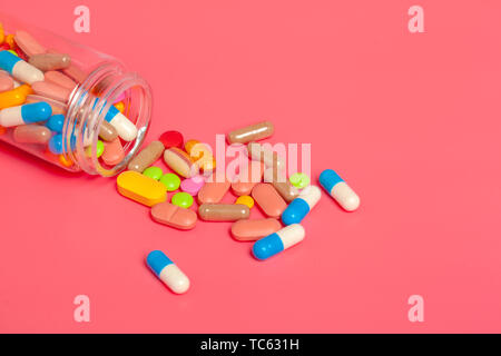 Pills isolato sul pastello rosa sfondo colorato. Foto Stock