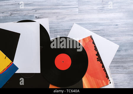 Nero vinile e copertine album sullo sfondo della loro grigio di tavole di legno.in stile vintage con copia spazio. Foto Stock