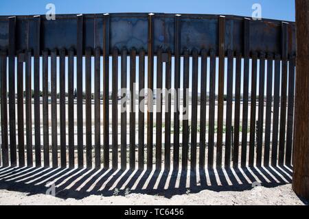 L'originale muro di confine lungo gli Stati Uniti sud del confine con il Messico Maggio 28, 2019 a Fort Bliss, Texas. Foto Stock