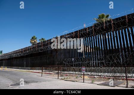 Filo di rasoio copre il vecchio metallo recinzione di confine che separa il Messico dagli Stati Uniti presso il valico di frontiera Maggio 29, 2019 a Nogales, in Arizona. Foto Stock