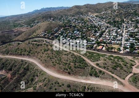 Vista aerea della frontiera degli Stati Uniti lungo la città di El Sasabe, Sonora, Messico dalla U.S. Dogane e Pattuglia di Confine UH-60 Blackhawk elicottero 29 Maggio 2019 oltre Sasabe, Arizona. Foto Stock