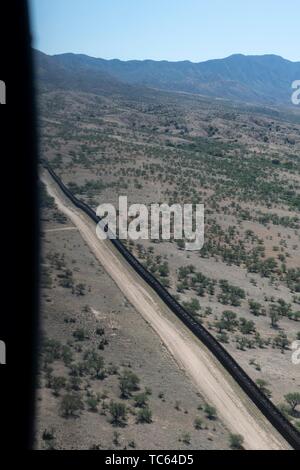 Vista aerea della frontiera degli Stati Uniti lungo il deserto con nulla su entrambi i lati da un U.S. Dogane e Pattuglia di Confine UH-60 Blackhawk elicottero 29 Maggio 2019 oltre Sasabe, Arizona. Foto Stock