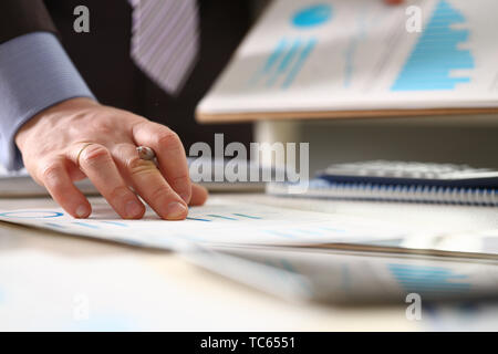 Persona il controllo di aumento dei prezzi del reddito di contabilità Foto Stock