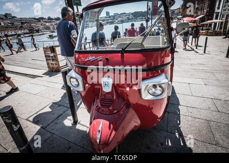 Red tuk tuk per le strade di Porto sulle rive del Rio Duero. Portogallo Foto Stock
