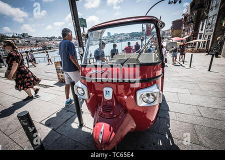 Red tuk tuk per le strade di Porto sulle rive del Rio Duero. Portogallo Foto Stock