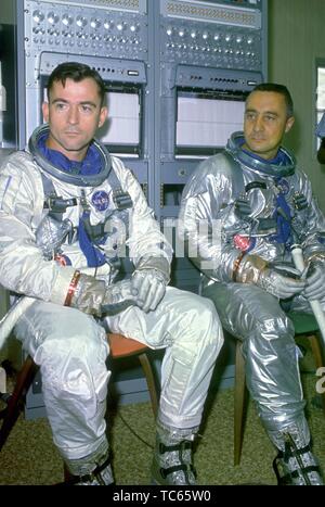 Gli astronauti John W giovani e ho Virgil Grissom durante gli esercizi di addestramento come il back-up equipaggio per la Gemini VI missione, 20 ottobre 1965. Immagine cortesia Nazionale Aeronautica e Spaziale Administration (NASA). () Foto Stock