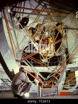 Gli ingegneri della NASA preparare l'asse più spazio inerzia Test Facility (MASTIF) in altitudine Wind Tunnel al Lewis Research Center, Cleveland, Ohio, Dicembre 16, 1959. Immagine cortesia Nazionale Aeronautica e Spaziale Administration (NASA). () Foto Stock