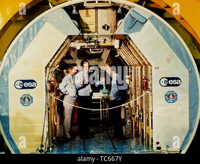 Astronauta Owen K Garriott, Vice Presidente George Bush e Ulf Merbold della Germania Ovest all'interno di Spacelab in operazioni e acquista la costruzione presso il Centro Spaziale Kennedy, Merritt Island, Florida, 5 febbraio 1982. Immagine cortesia Nazionale Aeronautica e Spaziale Administration (NASA). () Foto Stock