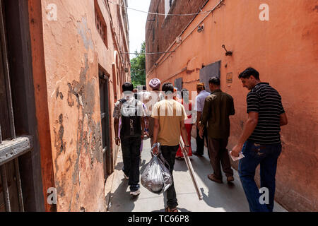 Vicolo stretto per immettere Jallianwala Bagh per commemorare il massacro di Amritsar Punjab, India Foto Stock