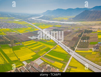 National Highway 108 attraverso Hanzhong olio di colza Foto Stock