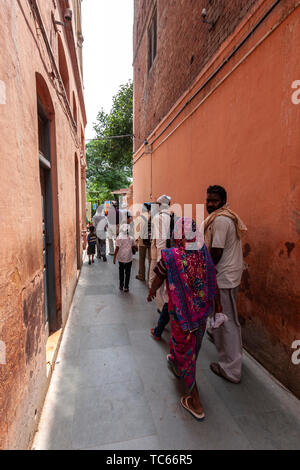 Vicolo stretto per immettere Jallianwala Bagh per commemorare il massacro di Amritsar Punjab, India Foto Stock