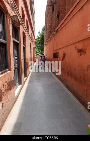 Vicolo stretto per immettere Jallianwala Bagh per commemorare il massacro di Amritsar Punjab, India Foto Stock