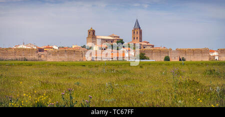 Visualizzare attraverso i campi a resti di mura di Madrigal de las Altas Torres, provincia di Avila, Castiglia e Leon, Spagna. La chiesa sulla sinistra è San Foto Stock