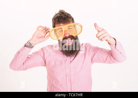 Protezione per gli occhi occhiali da sole accessorio estivo. Hipster usura shutter shades estremamente grandi occhiali da sole. Uomo Barbuto guy gigante di indossare occhiali da sole a lucernario. Occhiali da sole vacanza attributo ed elegante accessorio. Foto Stock