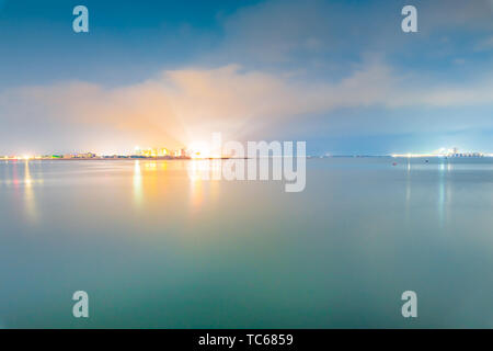 Sera vista mare sull'altro lato della baia di Jinsha, Zhanjiang City Foto Stock