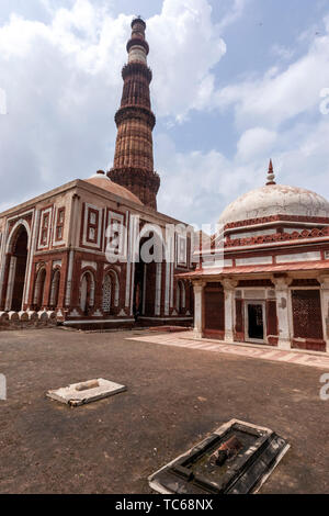 Alai Darwaza costruito da Alauddin Khalji, Qutb Minar, Qutb complessa, Mehrauli area di Delhi, India Foto Stock