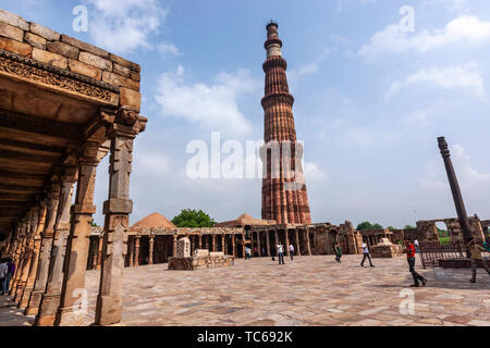 La colonna di ferro nel complesso di Qutb, Qutb Minar, Qutb complessa, Mehrauli area di Delhi, India Foto Stock