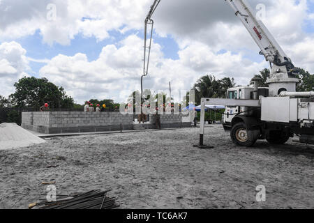 Stati Uniti Air Force i membri del servizio versare cemento all'achillea kabra sito in costruzione durante nuovi orizzonti esercizio 2019 in Linden, Guyana, 30 maggio 2019. I nuovi orizzonti esercizio 2019 fornisce i militari USA ai membri la possibilità di prendere il treno per una distribuzione di oltremare e le esigenze logistiche che esso comporta. L'esercizio promuove la cooperazione bilaterale da fornire opportunità per gli Stati Uniti e la nazione partner ingegneri militari, il personale medico e personale di supporto per il lavoro e il treno a fianco a fianco. (U.S. Air Force foto di Senior Airman Derek Seifert) Foto Stock