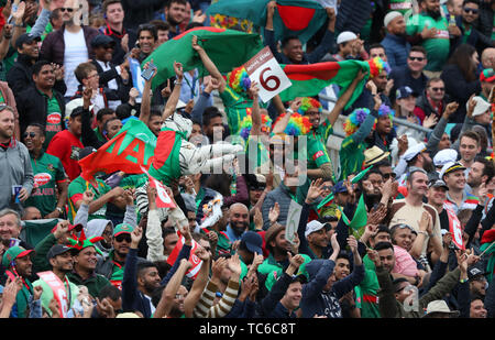 Londra, Inghilterra. 05 giugno 2019: Bangladesh ventole celebrare sei manches durante il Bangladesh v Nuova Zelanda, ICC Cricket World Cup Match, alla Kia ovale, Londra, Inghilterra. Credito: Lo sport europeo Agenzia fotografica/Alamy Live News Foto Stock