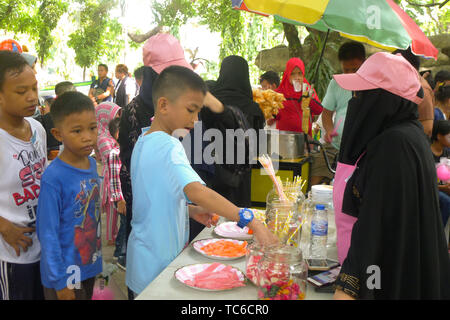 Manila, Filippine. 9 Ott 2010. Bambini musulmani visto presso il parco giochi per bambini durante l'Eid-ul-fitr festival a Manila.Eid-ul-Fitr è una festa che segna la fine del Ramadan, mese-lungo periodo di digiuno dall alba al tramonto per cercare il perdono dei peccati, aumentare il controllo di sé e di esercizio della carità. Questa celebrazione è la festa della rottura del digiuno. Credito: Josefiel Rivera SOPA/images/ZUMA filo/Alamy Live News Foto Stock