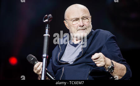 Stuttgart, Germania. 05 Giugno, 2019. Il cantante Phil Collins dà il primo dei sette concerti tedesca nella Mercedes-Benz Arena. Credito: Christoph Schmidt/dpa/Alamy Live News Foto Stock