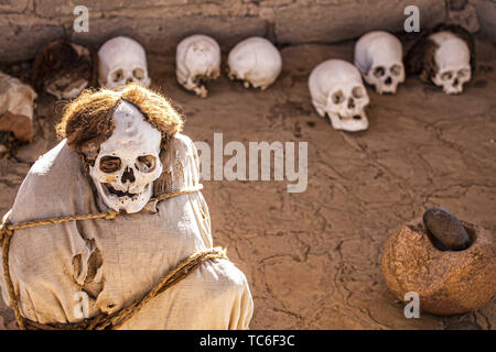 Nasca, Ica, Perù. Il 17 maggio 2011. Le mummie presso il Cimitero di Chauchilla (Cementerio de Chauchilla), è stato scoperto negli anni venti a nasca. Credito: Ricardo Ribas/SOPA Immagini/ZUMA filo/Alamy Live News Foto Stock