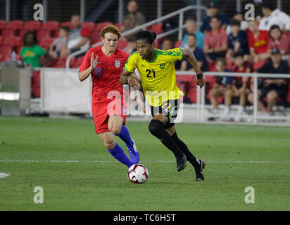 Washington DC, Stati Uniti d'America. 5 Giugno, 2019. Stati Uniti nazionale maschile in avanti (19) Josh Sargent rintraccia il giamaicano Nazionale Maschile centrocampista (21) Kevon Lambert durante un amichevole internazionale partita di calcio tra gli Stati Uniti Nazionale Maschile e il giamaicano nazionale maschile in campo Audi a Washington DC. Justin Cooper/CSM/Alamy Live News Foto Stock