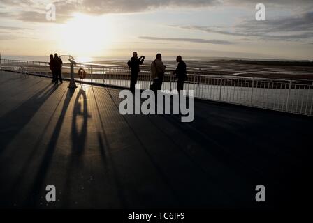 Collevillette, Francia. Il 6 giugno, 2019. 06 giugno 2019, France (Francia), Caen: Early Morning passeggeri guardare il tramonto sul Canale Inglese sul traghetto da Portsmouth a Caen. Questo è il settantacinquesimo anniversario dello sbarco delle truppe alleate in Normandia (D-giorno). Foto: Kay Nietfeld/dpa Credito: dpa picture alliance/Alamy Live News Foto Stock