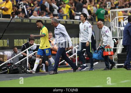 Brasilia, Brasile. 5 Giugno, 2019. Il Brasile è Neymar (1L) passeggiate fuori il passo dopo la lesione durante un amichevole partita di calcio tra Brasile e Qatar in Brasilia, Brasile, Giugno 5, 2019. Credito: Li Ming/Xinhua/Alamy Live News Foto Stock