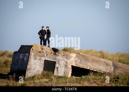 Collevillette, Francia. Il 6 giugno, 2019. 06 giugno 2019, France (Francia), Courseulles-Sur-Mer: poliziotti francesi sono in piedi sul bordo di una D-Day commemorazione in un bunker sulla spiaggia di Juno. Essa commemora il settantacinquesimo anniversario dello sbarco delle truppe alleate in Normandia. Foto: Kay Nietfeld/dpa Credito: dpa picture alliance/Alamy Live News Foto Stock