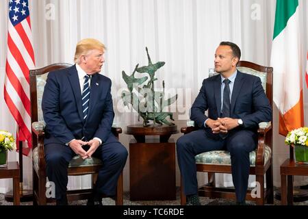 Shannon, Irlanda. 05 Giugno, 2019. U.S presidente Donald Trump tiene un incontro bilaterale con il Primo Ministro irlandese Leo Varadkar presso l'aeroporto di Shannon Giugno 5, 2019 a Shannon, Irlanda. Trump è in Irlanda a rimanere al suo denaro perdendo il golf resort di Doonbeg. Credito: Planetpix/Alamy Live News Foto Stock