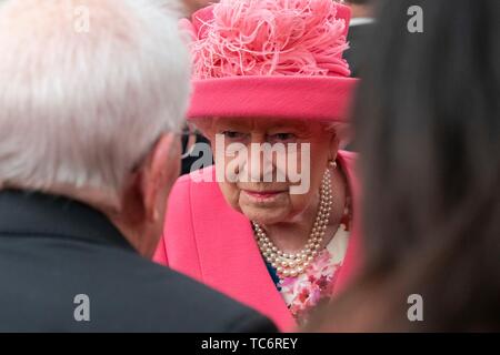 Portsmouth, Regno Unito. 05 Giugno, 2019. HRH Queen Elizabeth II soddisfa con WW2 veterani e membri della famiglia durante un D-Day nazionale evento commemorativo a Southsea Common Giugno 5, 2019 in Portsmouth, Inghilterra. I leader mondiali riuniti sulla costa sud dell'Inghilterra dove truppe partì per il D-day assault 75 anni fa. Credito: Planetpix/Alamy Live News Foto Stock