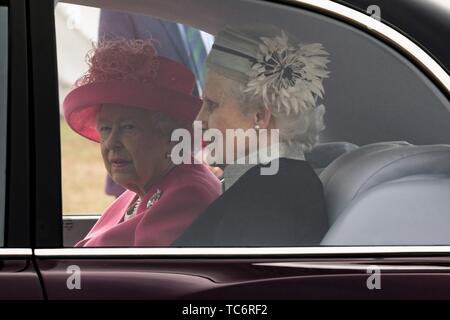 Portsmouth, Regno Unito. 05 Giugno, 2019. HRH Queen Elizabeth II arriva per una D-Day nazionale evento commemorativo a Southsea Common Giugno 5, 2019 in Portsmouth, Inghilterra. I leader mondiali riuniti sulla costa sud dell'Inghilterra dove truppe partì per il D-day assault 75 anni fa. Credito: Planetpix/Alamy Live News Foto Stock