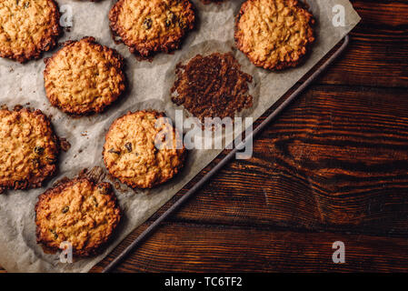 In casa i fiocchi d'Avena Cookies con uvetta su carta pergamena. Vista da sopra. Foto Stock