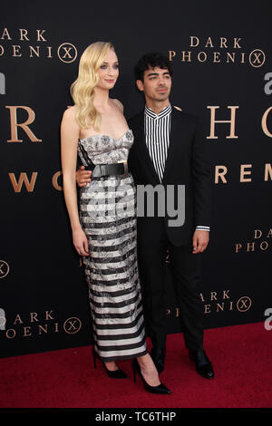 Sophie Turner, Joe Jonas 06/04/2019 'Dark Phoenix' Premiere tenutasi presso la leva TCL Teatro Cinese a Hollywood, CA Foto di K. Hirata /HNW/ PictureLux Foto Stock