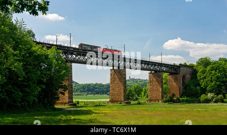 Ponte ferroviario sul fiume Werra in Germania Foto Stock