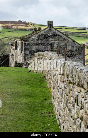 Un vecchio edificio agricolo in rovina sulla Bronte Way, che conduce verso Bronte Falls, Bradford e infine il Top withins. Haworth, Foto Stock