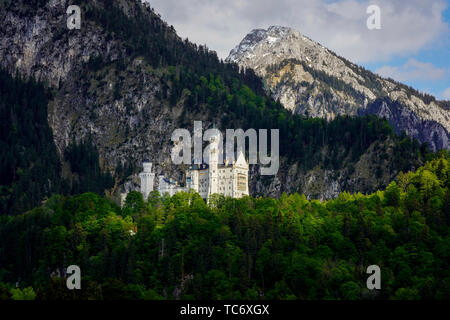 Favoloso Castello di Neuschwanstein in bavarese del paesaggio alpino della Germania. Foto Stock