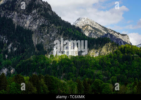 Favoloso Castello di Neuschwanstein in bavarese del paesaggio alpino della Germania. Foto Stock