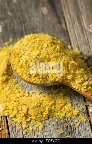 Materie organico giallo lievito nutrizionale in una ciotola Foto Stock
