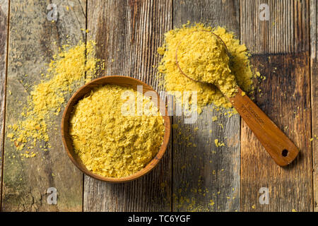 Materie organico giallo lievito nutrizionale in una ciotola Foto Stock